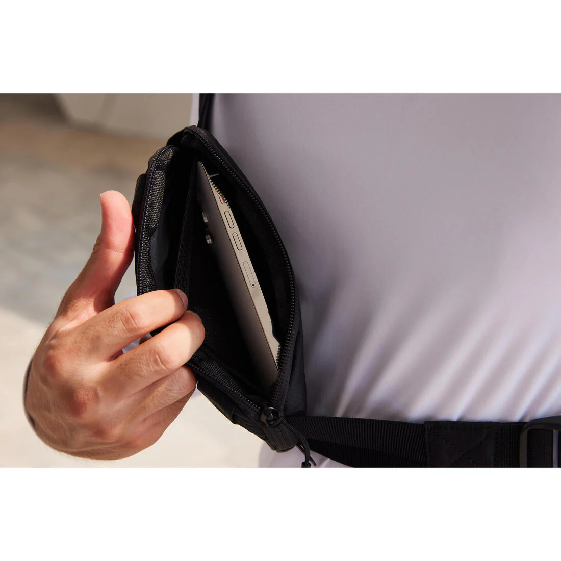 BOLSO DE RUNNING 2 POSICIONES UNISEX- KIPRUN 0,5 L NEGRO - Image 12
