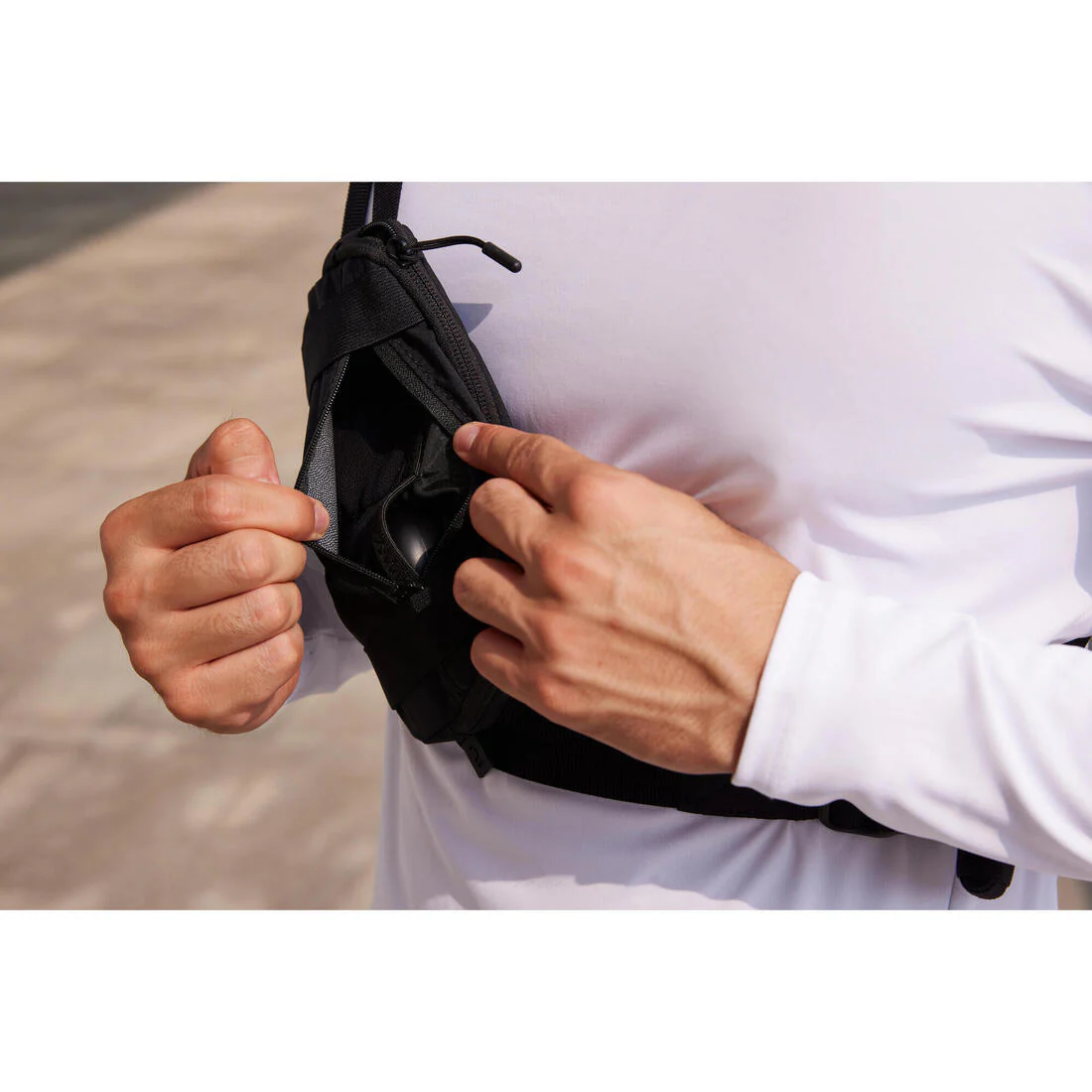 BOLSO DE RUNNING 2 POSICIONES UNISEX- KIPRUN 0,5 L NEGRO - Image 13