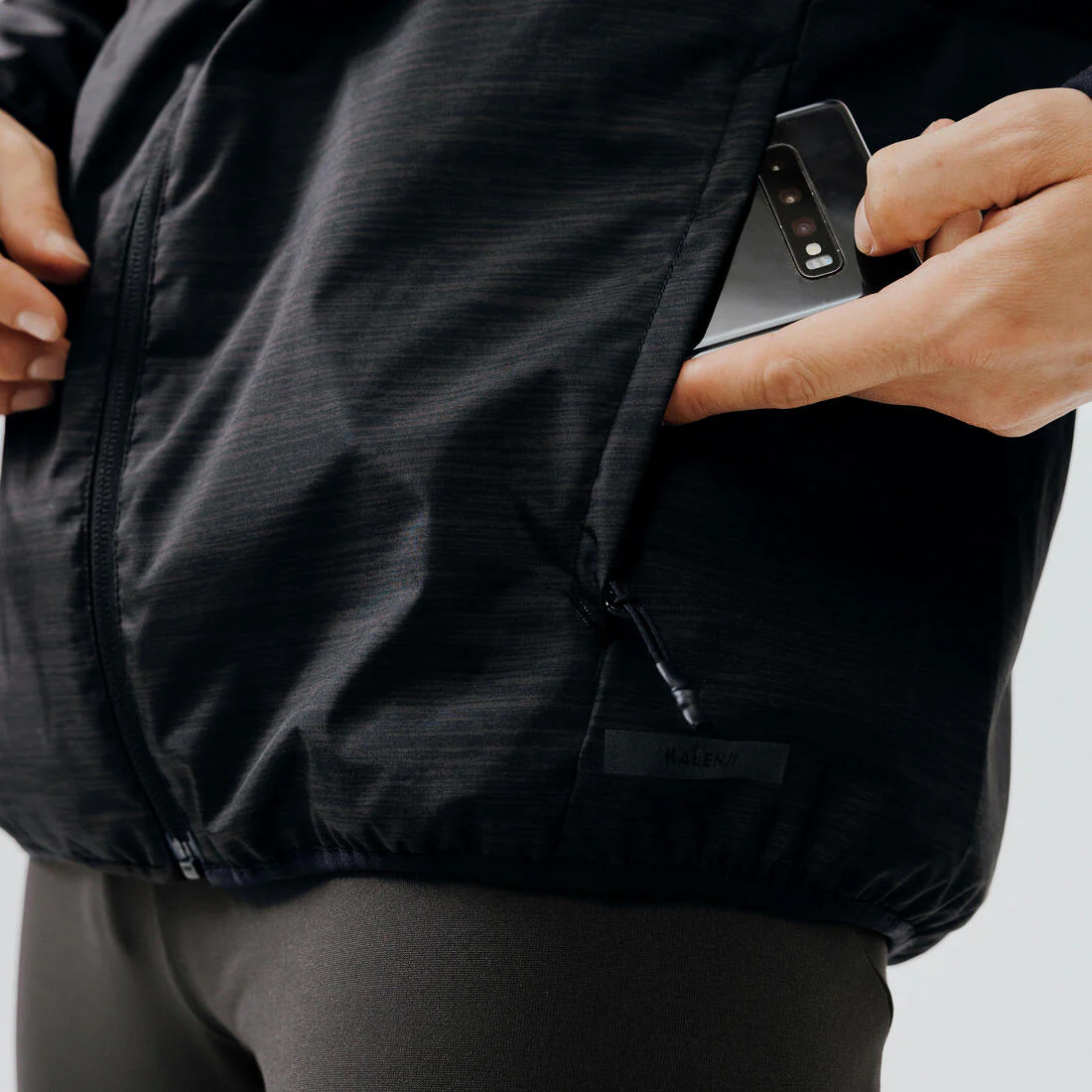 CHAQUETA IMPERMEABLE DE RUNNING HOMBRE KIPRUN RUN 100 NEGRO - Image 7