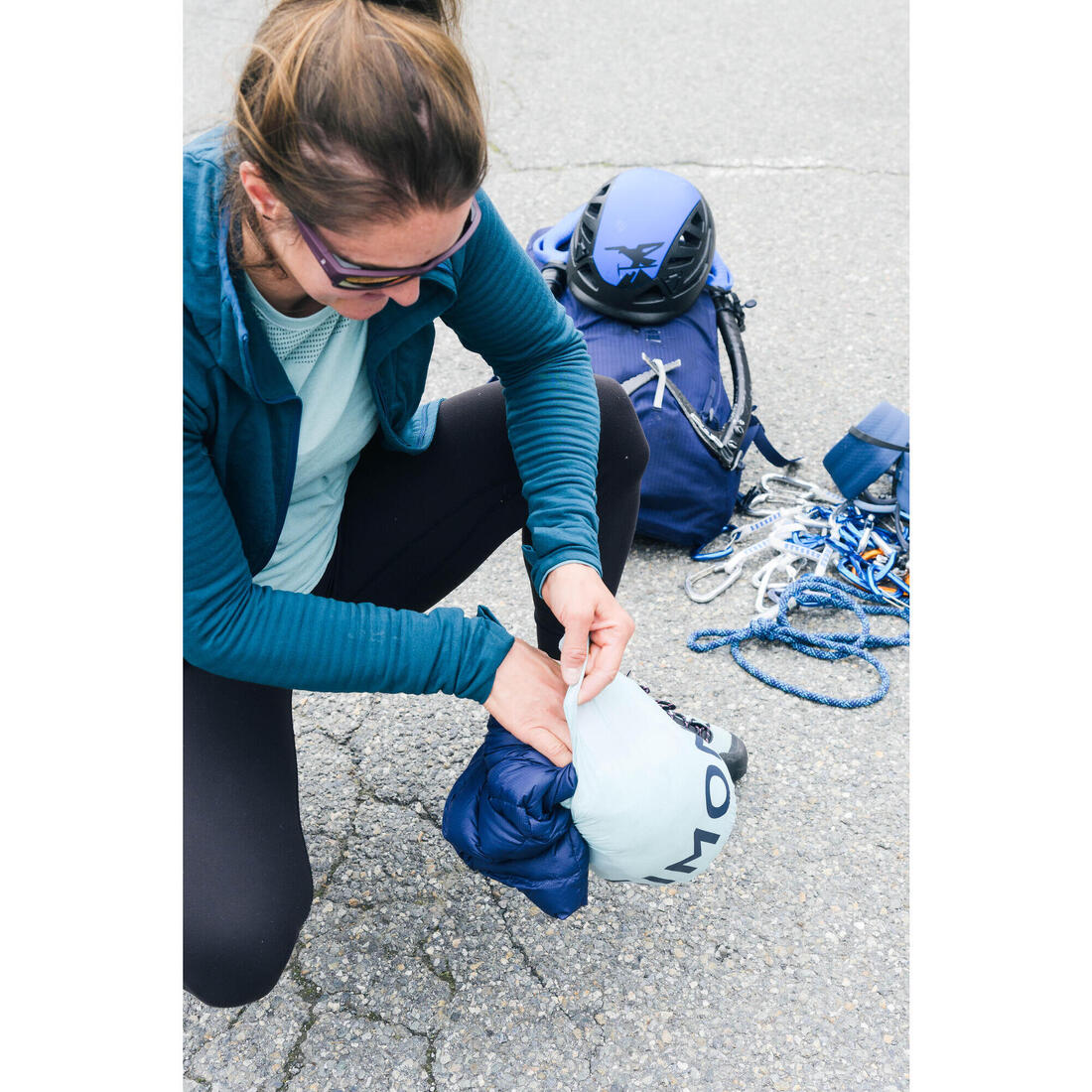 Chaqueta acolchada Plumón Alpinismo Mujer - Azul marino/azul ártico - Image 12